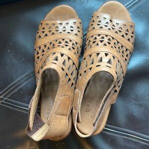 Open toe leather sandals.